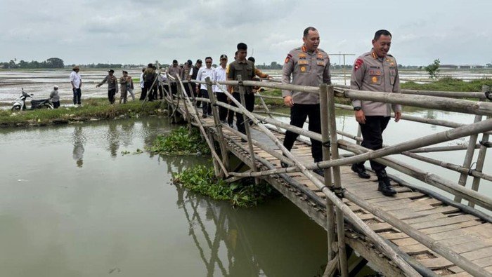 Brimob Polda Metro Kawal Pembangunan Jembatan di Pebayuran Bekasi