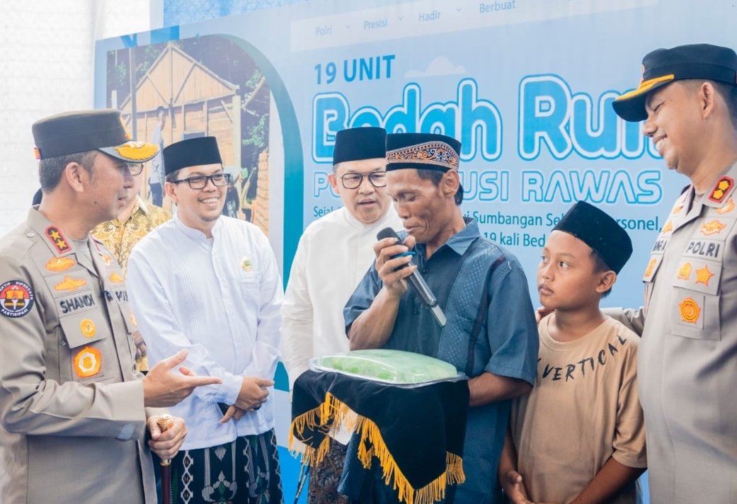 Sebuah Momen Haru Kapolda Sumsel Terima Gethuk dari Korban Kebakaran di Mura